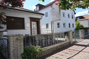 Attraktive Kapitalanlage mit großem Potenzial – Zweifamilienhaus und Gewerbefläche in Dietzenbach!